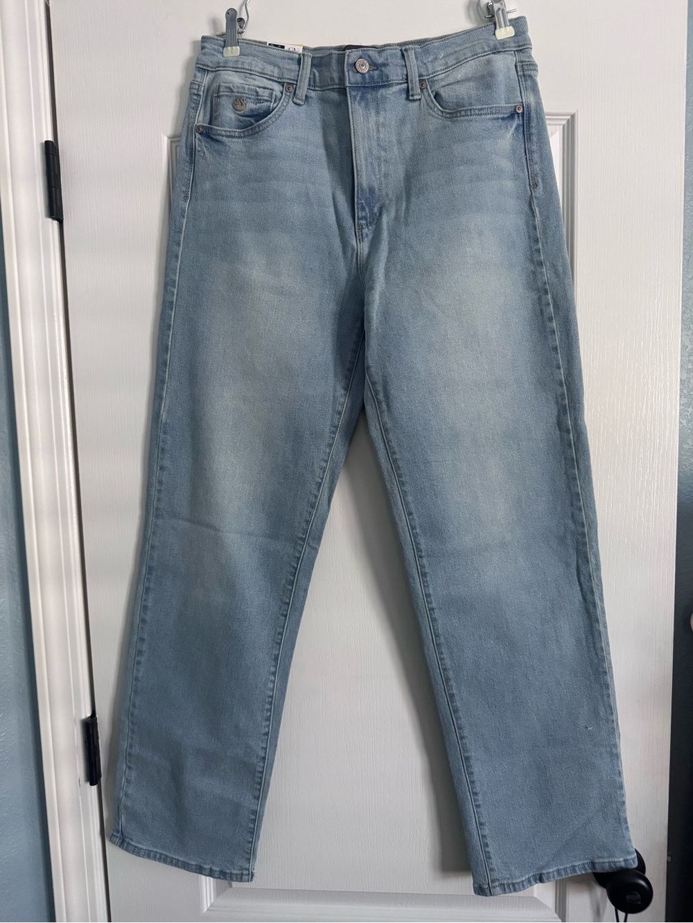 Women’s Light Blue Straight-Leg Jeans
